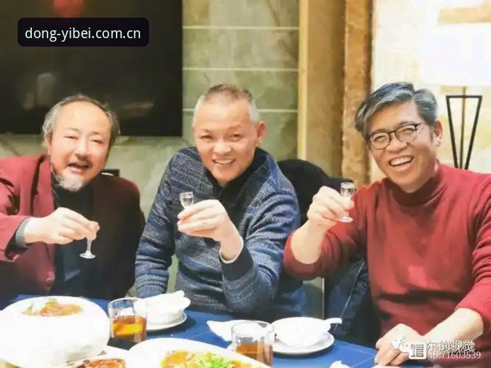 酒局上碰见老吴，这哥们儿喝了三杯才说实话。他说去年这会儿，他还在各个网页间来回折腾，就为了找个能正常看赛事回放的入口——不是卡成幻灯片，就是弹窗广告比比赛画面还热闹。后来他换了台旧手机，反而顺了。这事儿让我想起一个理儿：有时候不是设备不行，是没找对门路。