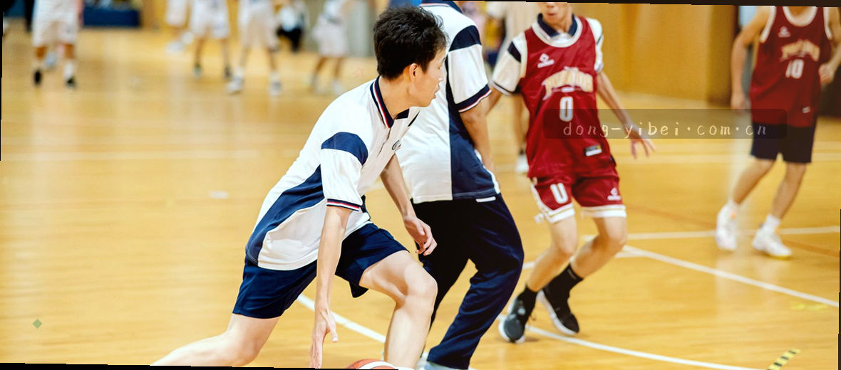 深灰石墙前木桌上摊开泛黄书册